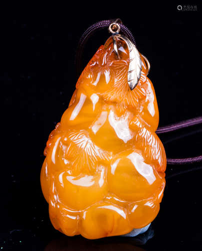 CHINESE QING DYNASTY HONEY AMBER PENDANT, GOURDS