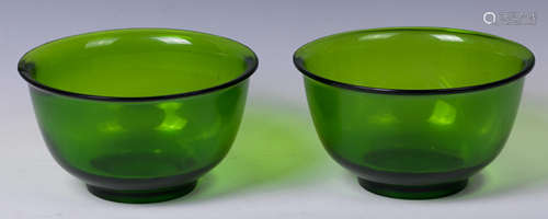 PAIR OF CHINESE GREEN PEKING GLASS BOWL