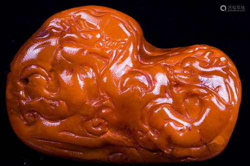 CHINESE MING DYNASTY HONEY AMBER PENDANT, DRAGON