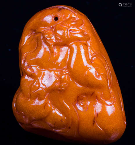 CHINESE MING DYNASTY HONEY AMBER PENDANT, DRAGON