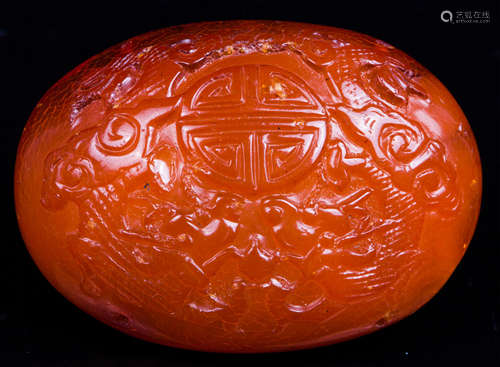 CHINESE QING DYNASTY HONEY AMBER PLAQUE, DRAGONS