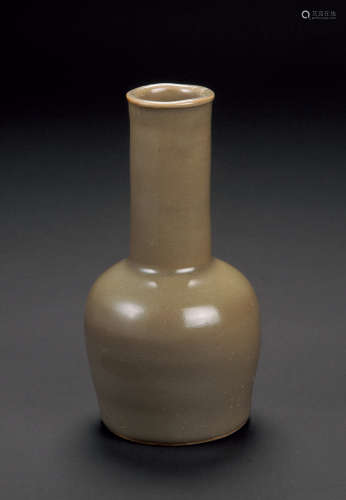 宋 龙泉窑米色青瓷棒槌瓶