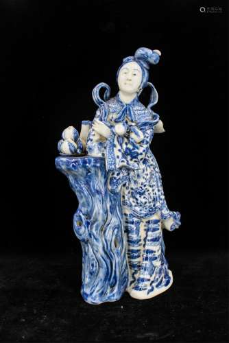 CHINESE REPUBLIC PERIOD BLUE WHITE PORCELAIN LADY
