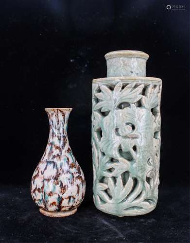 2 CHINESE QING DYNASTY PORCELAIN VASES