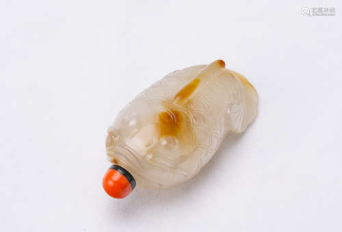 Chinese Agate Snuff Bottle Carved with Gold Fish