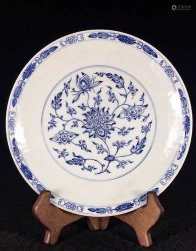 CHINESE QING DYNASTY BLUE AND WHITE PORCELAIN PLAT