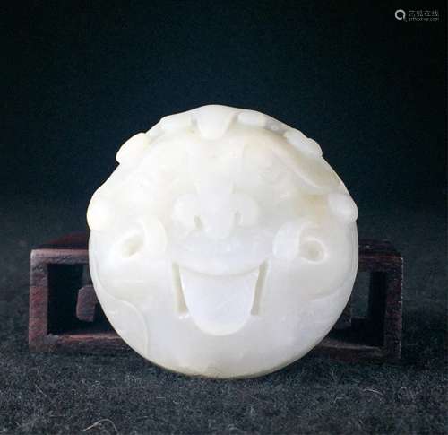 CHINESE QING DYNASTY WHITE JADE BOTTON