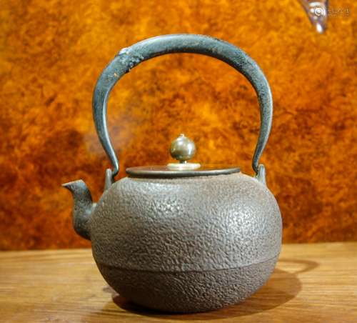 18TH CENTURY JAPANESE IRON TEA POT WITH MARK