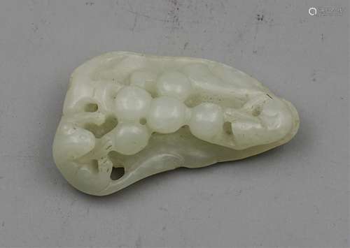 CHINESE QING DYNASTY HETIAN JADE CARVED SQUIRREL