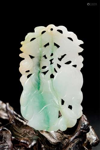 CHINESE QING DYNASTY JADEITE PENDANT