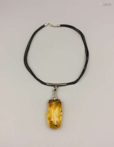 CHINESE AMBER PENDANT NECKLACE