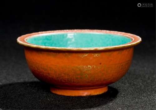 CHINESE QING DYNASTY GILT CORAL GLAZED BOWL WITH M