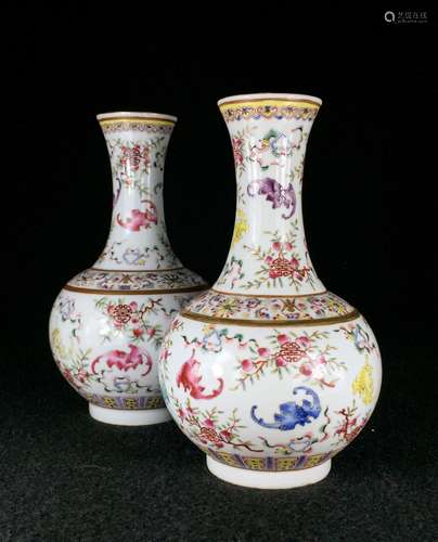 PAIR OF CHINESE QING DYNASTY FAMILLE ROSE VASE