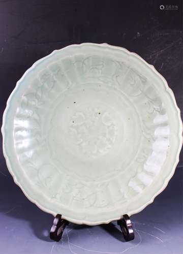 CHINESE CELADON LONGQUAN GLAZED LOTUS CHARGER