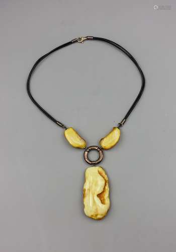 CHINESE HONEY AMBER PENDANT NECKLACE