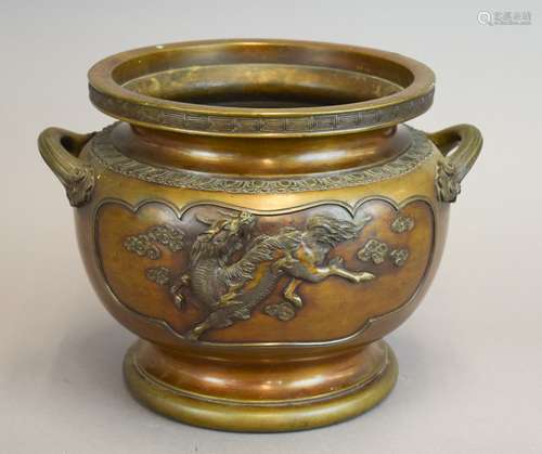 Bronze jardinière. Japan. Meiji period (1868-1912). Strap handles with kylin and phoenix reserves. Signed. 13-1/2