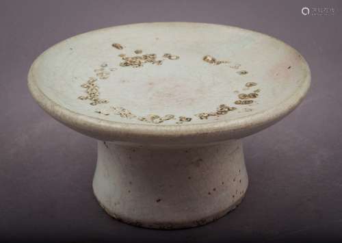 Porcelain offering stand. Korea. 19th century. Traces of underglaze red. 5-1/4