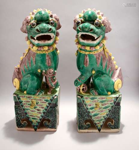 Pair of Foo dogs. China. Late 19th century. Famille Verte enameled surfaces. 16-1/2