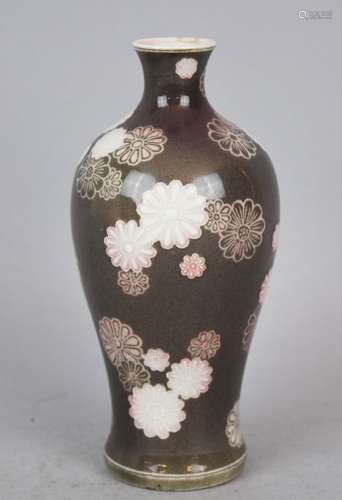 Porcelain vase. Japan. Early 20th century. Signed Makuzu Kozan. Decorations of flowers in underglaze grey and pink with white slip. Crack and chip to the mouth. 5-1/2