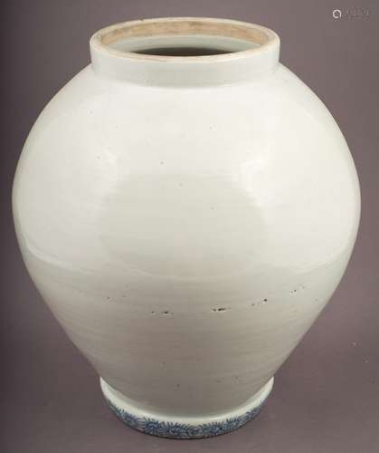 Large porcelain jar. Japan. 19th century. Arita Ware. Oviform shape.