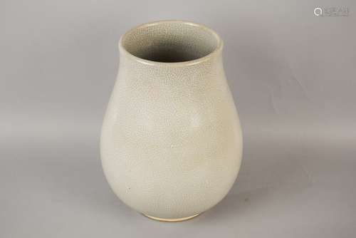 Stoneware vase. Grey glaze with a finely regulated crackle.