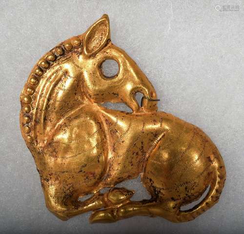 High Karat Gold Chinese Horse Amulet pendant plaque. Spring or Autumn period. North China origin. Fine old patina and incised decoration. 7.8 grams weight.  1-3/4