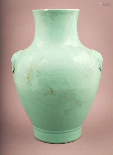 Porcelain vase. China. Early 20th century.