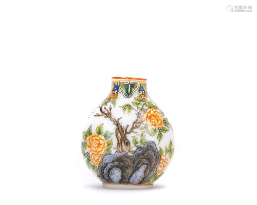 Chinese Famille Rose Porcelain Snuff Bottle