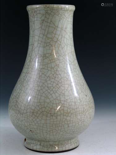 Chinese Ge Ware Porcelain Vase, Yongzheng Mark.