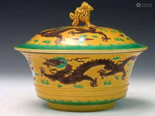 Chinese Sancai Porcelain Bowl with Lid, Yongzheng Mark.