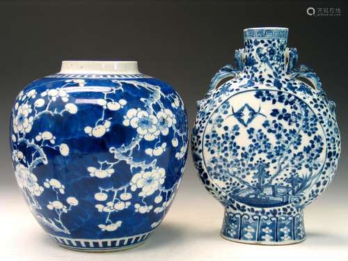 Two Chinese Blue and White Porcelain Vase and Jar.