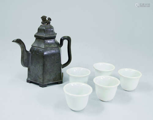 狮纽踢茶壶配白瓷茶杯 (五只)