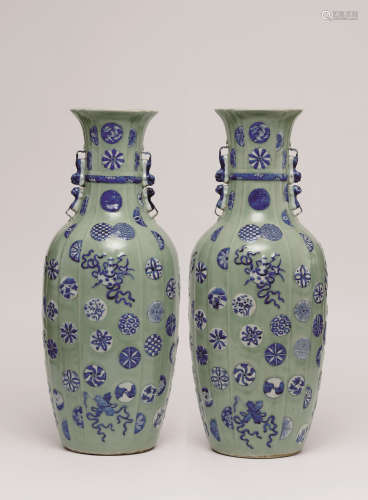 清十九世纪 绿釉青花包袱瓶 (一对)