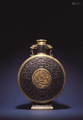 清十八世纪 紫檀镶金象耳扁瓶