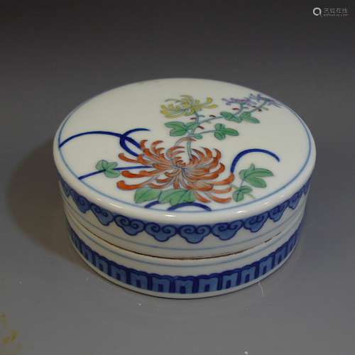 ANTIQUE CHINESE DOUCAI PORCELAIN BOX - YONGZHENG MARK