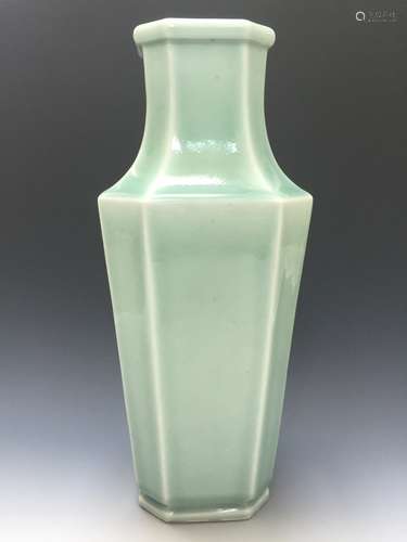 A FINE CHINESE ANTIQUE OCTAGONAL VASE, MARK YONGZHENG, 18TH OR 19TH CT