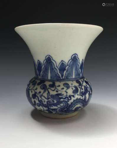 A FINE BLUE AND WHIT VASE,  KANGXI MARK & PERIOD.