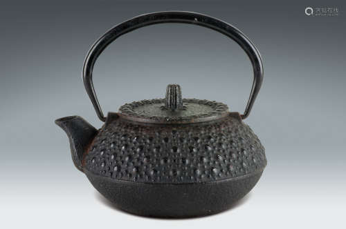 十九世紀 · 日本製乳釘紋鐵壺