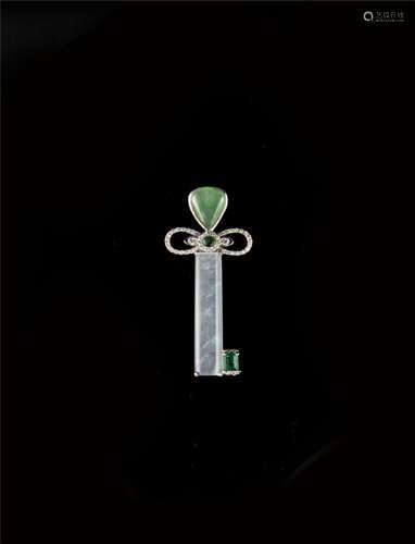 冰种翡翠方条18k白金镶钻石及祖母绿宝石钥匙