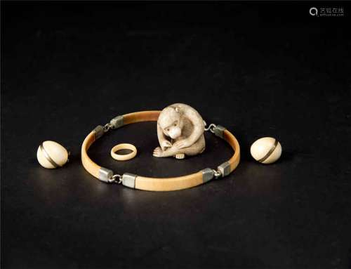清象牙猴子耳环项链戒指(一组四件）
