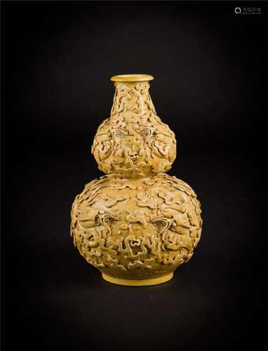 黄釉雕龙葫芦瓶