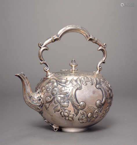 银雕花卉纹提梁红茶壶