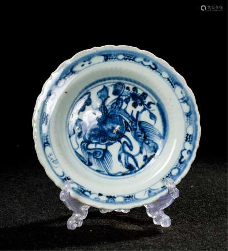 CHINESE MING STYLE BLUE AND WHITE PORCELAIN PLATE