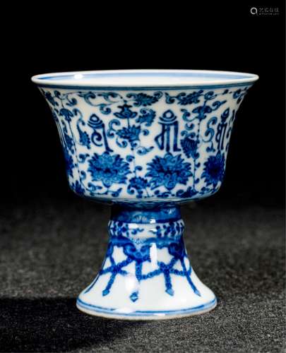 CHINESE QING DYNASTY BLUE AND WHITE STEM CUP