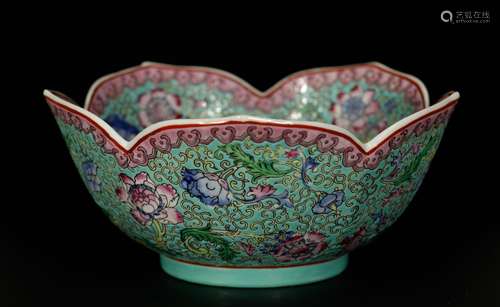 A Finely Chinese Famille Rose Porcelain Bowl