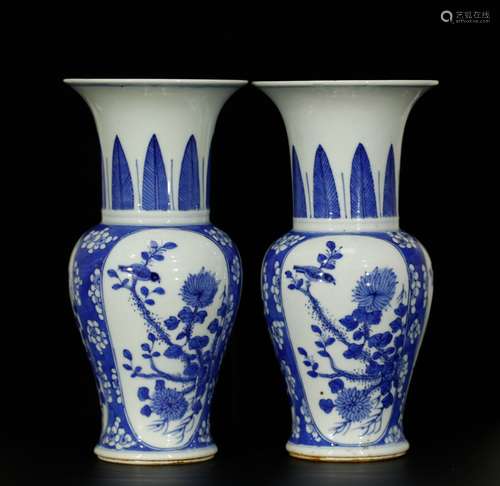 Pair of Chinese Blue&White Vase w/ Flower Design