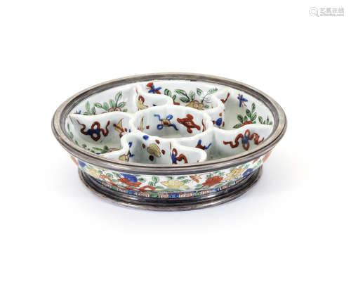 A silver-mounted wucai sweetmeat dish