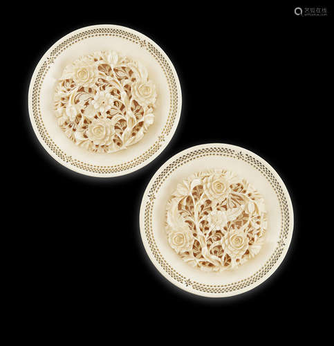 Y PAIR OF FLORAL IVORY DISHES LATE QING DYNASTY