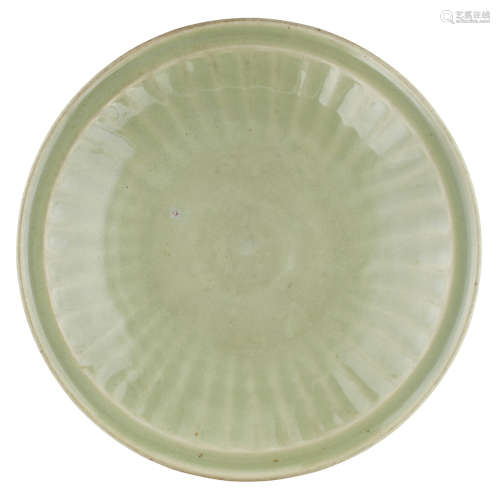 LONGQUAN CELADON-GLAZED FLUTED CHARGER MING DYNASTY, 16TH/17TH CENTURY