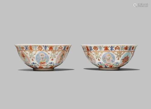 A PAIR OF CHINESE FAMILLE ROSE 'BARAGON TUMED' BOWLS